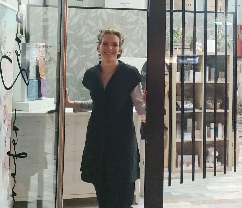 Jennifer Serrano a las puertas de su centro de estética en Gijón Jennifer Serrano a las puertas de su centro de estética en Gijón