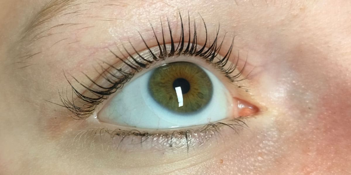 Primer plano de un ojo después del Laminado de pestañas en Jennifer Serrano
