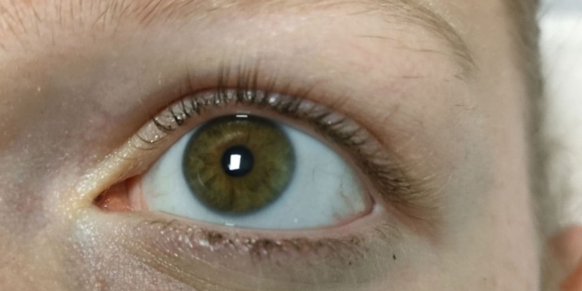Primer plano de un ojo antes del Laminado de pestañas en Jennifer Serrano