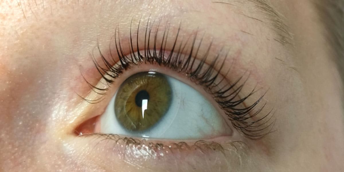 Ojo en primer plano después del Laminado de pestañas en Jennifer Serrano