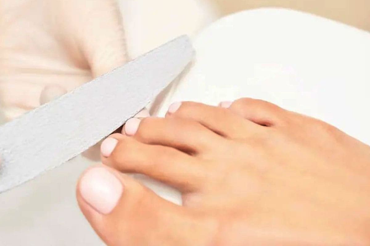 Proceso de limando de uñas en una pedicura en Jennifer Serrano Proceso de limando de uñas en una pedicura en Jennifer Serrano